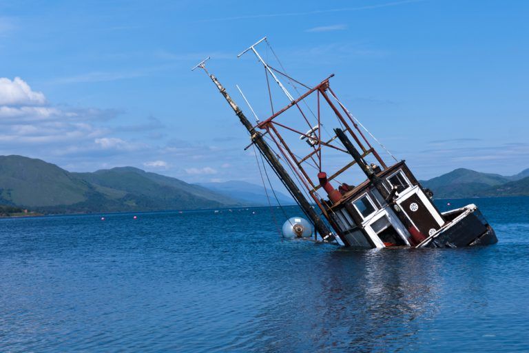 Un Pequeño Hoyo, Hunde un Gran Barco